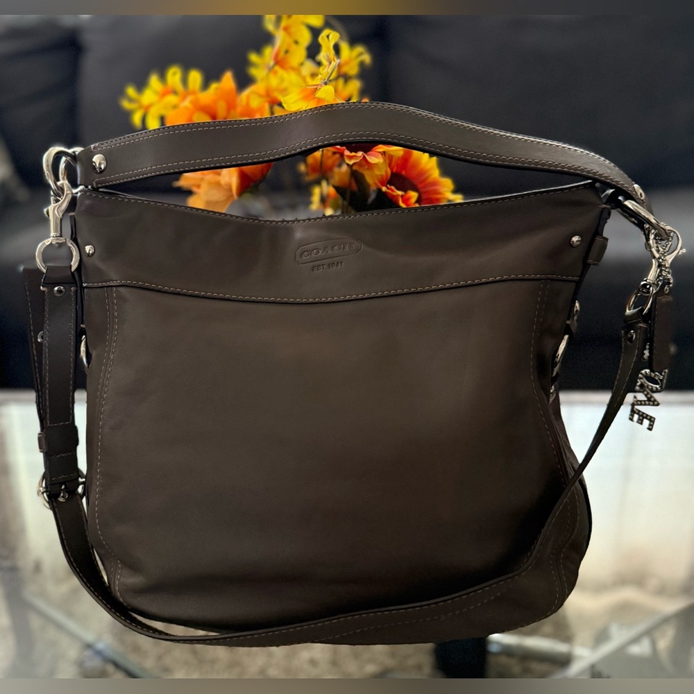 The Coach F14706 is a vintage-style large "Zoe" hobo shoulder bag - Picture 2 of 13